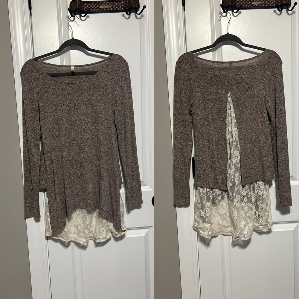 Magic Fit Size M beautiful Light Top with Floral Lace